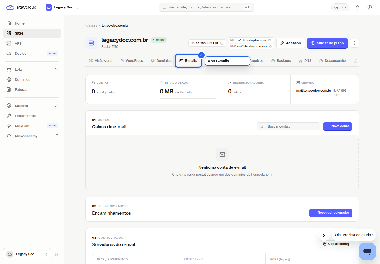 Como criar email no painel novo da StayCloud: aba E-mails aberta na hospedagem